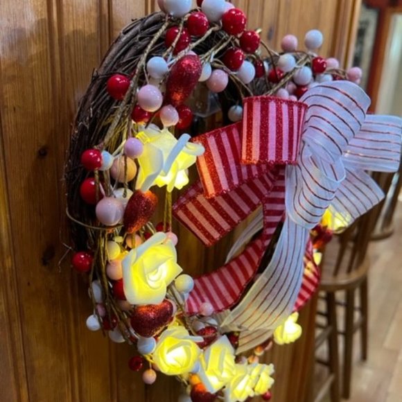 WICKER HEART with LITE WHITE ROSES - Picture 7 of 13